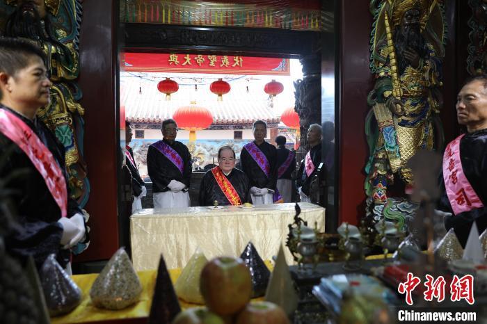 6月21日，“2024(甲辰年)兩岸共祭人文始祖伏羲典禮”在臺灣新北舉行。擔任主祭官的先嗇宮董事長、中國國民黨前秘書長李乾龍(中)出席典禮并擔任主祭官。中新社記者 張曉曦 攝