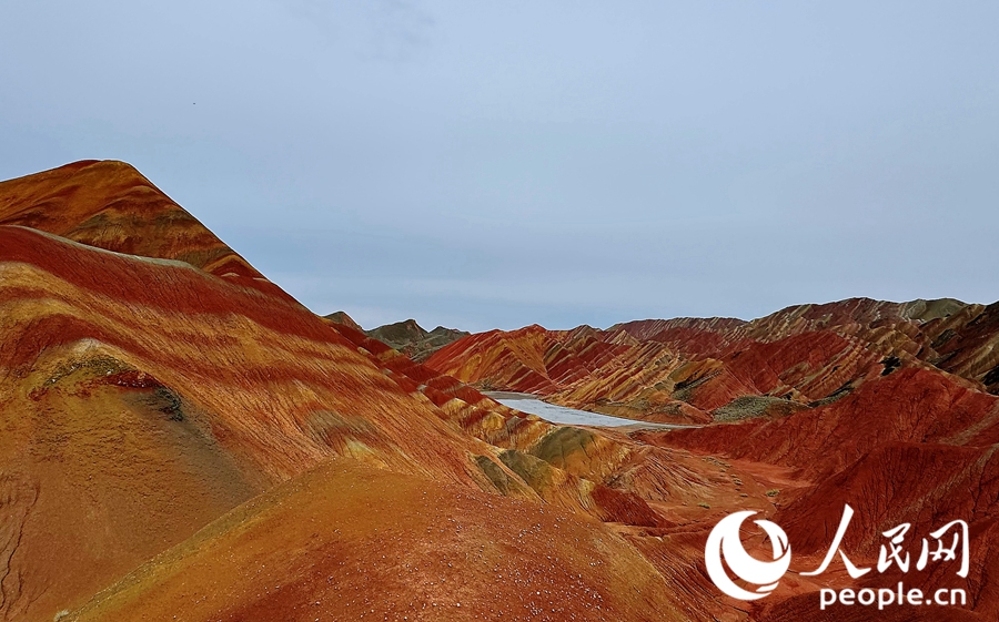 雨后的七彩丹霞，顏色格外艷麗。人民網(wǎng)記者 徐冬兒攝