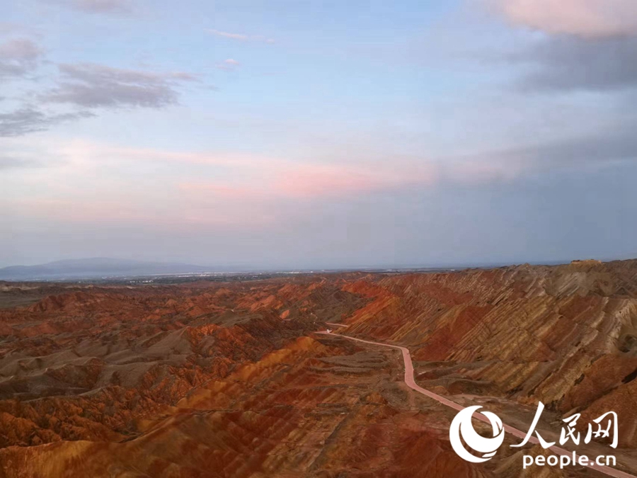 日落時(shí)分，余暉與丹霞交相輝映。人民網(wǎng)記者 唐嘉藝攝
