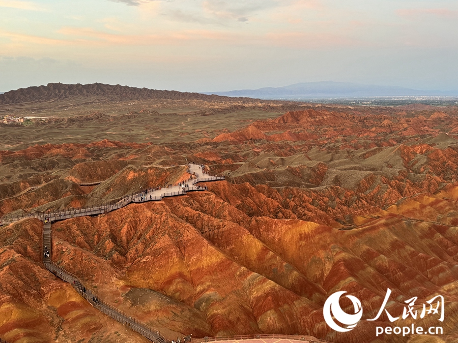 日落時(shí)分，余暉與丹霞交相輝映。人民網(wǎng)記者 徐冬兒攝