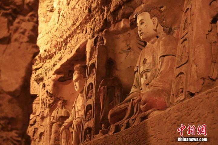 7月15日，甘肅省平?jīng)鍪袥艽h百里石窟長廊中的王母宮石窟造像。百里石窟長廊位于涇川縣境內(nèi)，由512個石窟、5眼窟中石井組成，現(xiàn)存王母宮石窟、鳳凰山石窟、南石窟寺、丈八寺石窟、羅漢洞石窟、太山寺石窟等規(guī)模較大的石窟群，還有數(shù)量眾多的小石窟群。王母宮石窟又名千佛洞，該窟設(shè)計宏大，造像生動，窟內(nèi)擁有造像數(shù)百尊，是較為珍貴的佛教文化歷史遺存。中新社記者 李亞龍 攝</p>
<p>