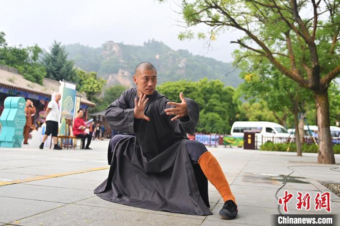 7月14日，甘肅省平?jīng)鍪嗅轻忌骄皡^(qū)內(nèi)，嵩山少林弟子展示武藝。7月13日至14日，“2024年北京體育大學第十五屆國際武術比賽交流大會暨首屆崆峒山國際武術大會”舉行，大會也在崆峒山景區(qū)進行問道崆峒、武術高級研修班、崆峒拜師等系列活動。中新社記者 李亞龍 攝</p>
<p>