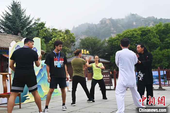 7月14日，甘肅省平?jīng)鍪嗅轻忌骄皡^(qū)內(nèi)，外籍武術愛好者學習崆峒派武術。7月13日至14日，“2024年北京體育大學第十五屆國際武術比賽交流大會暨首屆崆峒山國際武術大會”舉行，大會也在崆峒山景區(qū)進行問道崆峒、武術高級研修班、崆峒拜師等系列活動。中新社記者 李亞龍 攝</p>
<p>