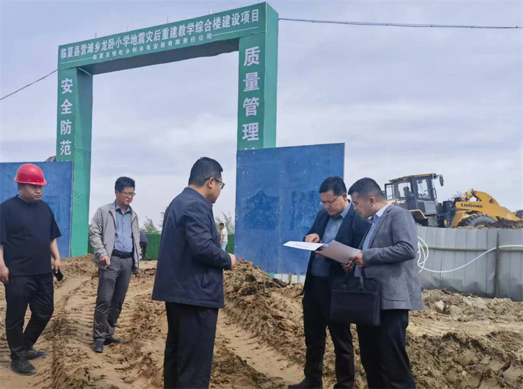 州紀(jì)委監(jiān)委督查組在臨夏縣營灘鄉(xiāng)龍臥小學(xué)災(zāi)后重建教學(xué)綜合樓建設(shè)項目施工現(xiàn)場開展督導(dǎo)檢查。.jpg