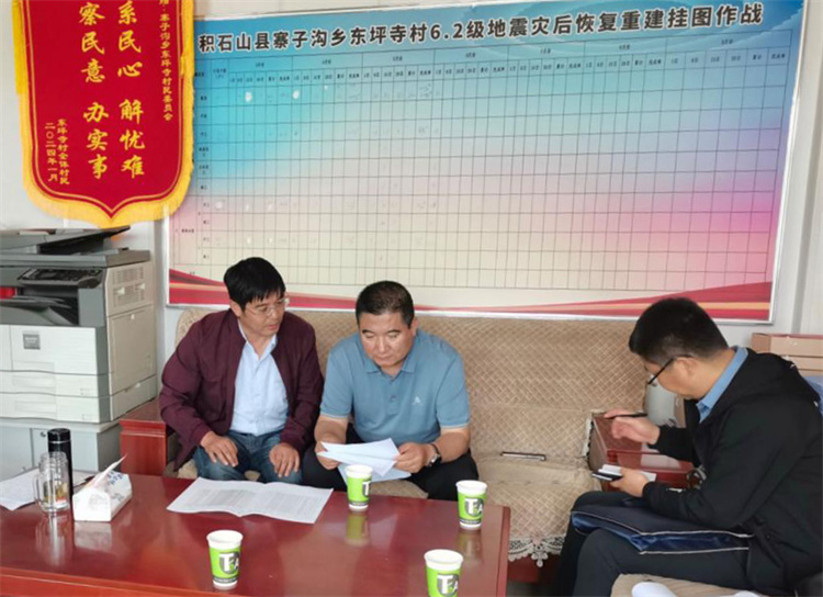 州縣紀(jì)委監(jiān)委機(jī)關(guān)聯(lián)合督查組對下沉干部 、駐村干部 、包村組長、村干部 “四級”干部履職到崗情況，以及工作日志和民情臺賬、訴求臺賬進(jìn)行日常監(jiān)督檢查，壓實工作責(zé)任。.jpg