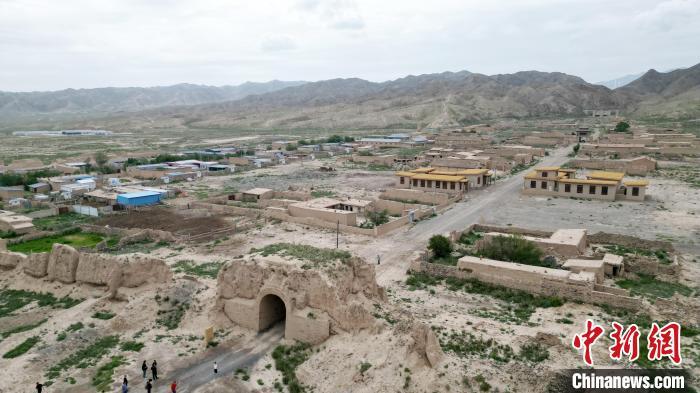 7月13日，位于山丹漢明長城遺址里的硤口古城。(無人機圖片) 　九美旦增 攝