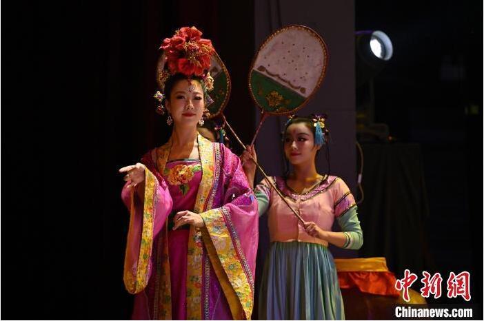 7月18日晚，中國經(jīng)典舞劇《絲路花雨》在甘肅蘭州黃河劇院進(jìn)行演出。中國經(jīng)典舞劇《絲路花雨》迎來45周年，7月17日-8月4日在蘭州開啟為期多天的駐場演出。該舞劇取材于敦煌莫高窟壁畫，集中國霓裳羽衣舞、敦煌舞、印度舞、黑巾舞、波斯馬鈴舞等于一身，自1979年演出至今，該劇先后在40多個國家和地區(qū)演出近4000場，觀眾550多萬人次。中新社記者 李亞龍 攝</p>
<p>