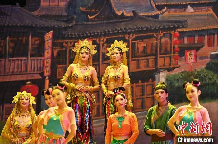 7月18日晚，中國經(jīng)典舞劇《絲路花雨》在甘肅蘭州黃河劇院進(jìn)行演出。中國經(jīng)典舞劇《絲路花雨》迎來45周年，7月17日-8月4日在蘭州開啟為期多天的駐場演出。該舞劇取材于敦煌莫高窟壁畫，集中國霓裳羽衣舞、敦煌舞、印度舞、黑巾舞、波斯馬鈴舞等于一身，自1979年演出至今，該劇先后在40多個國家和地區(qū)演出近4000場，觀眾550多萬人次。中新社記者 李亞龍 攝</p>
<p>