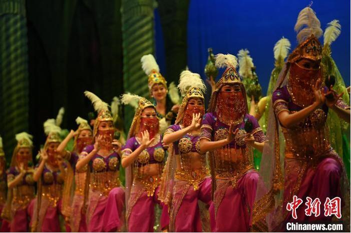 7月18日晚，中國經(jīng)典舞劇《絲路花雨》在甘肅蘭州黃河劇院進(jìn)行演出。中國經(jīng)典舞劇《絲路花雨》迎來45周年，7月17日-8月4日在蘭州開啟為期多天的駐場演出。該舞劇取材于敦煌莫高窟壁畫，集中國霓裳羽衣舞、敦煌舞、印度舞、黑巾舞、波斯馬鈴舞等于一身，自1979年演出至今，該劇先后在40多個國家和地區(qū)演出近4000場，觀眾550多萬人次。中新社記者 李亞龍 攝</p>
<p>
