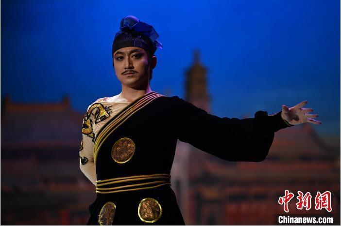 7月18日晚，中國經(jīng)典舞劇《絲路花雨》在甘肅蘭州黃河劇院進(jìn)行演出。中國經(jīng)典舞劇《絲路花雨》迎來45周年，7月17日-8月4日在蘭州開啟為期多天的駐場演出。該舞劇取材于敦煌莫高窟壁畫，集中國霓裳羽衣舞、敦煌舞、印度舞、黑巾舞、波斯馬鈴舞等于一身，自1979年演出至今，該劇先后在40多個國家和地區(qū)演出近4000場，觀眾550多萬人次。中新社記者 李亞龍 攝