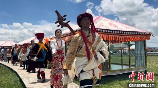 2024年6月，甘肅甘南藏族自治州上演藏服時裝秀。(資料圖)高瑩 攝