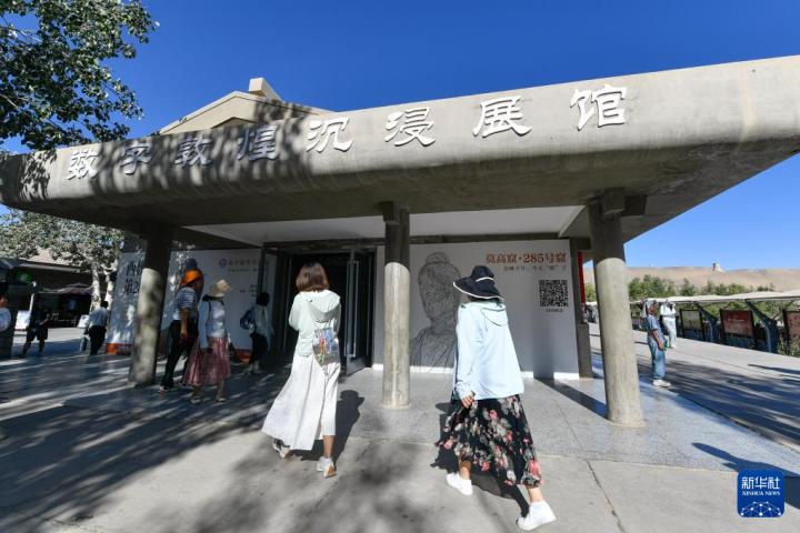 7月22日，游客排隊(duì)進(jìn)入“尋境敦煌——數(shù)字敦煌沉浸展”場(chǎng)館。新華社記者 郎兵兵 攝</p>
<p>
