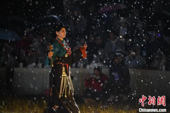 圖為2024年8月6日晚大賽現(xiàn)場模特進(jìn)行比賽。李亞龍 攝