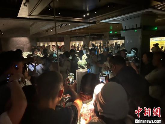 8月17日至23日，“濃濃民族情 兩岸一家親”臺灣同胞參訪團(tuán)甘肅行交流活動在甘肅展開。圖為臺胞參觀甘肅省博物館。中新社記者 閆姣 攝