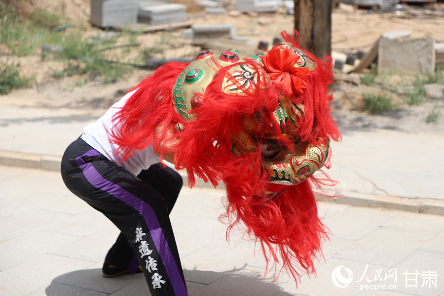 柴宗峰在桃林村展示蘭州北獅風(fēng)采。人民網(wǎng)記者 焦隆攝
