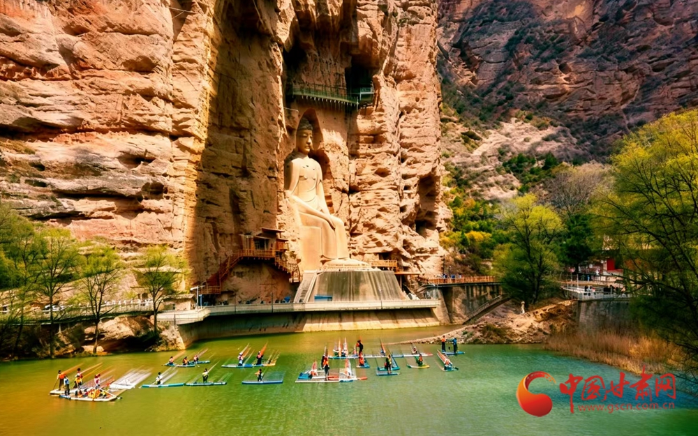 春動隴原丨永靖：千年石窟前，槳板劃開春日碧波 